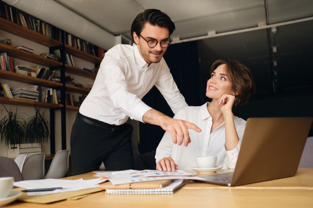 職場に好きでたまらない女性がいる場合の男性心理や行動は？本気かどうかの見極め方